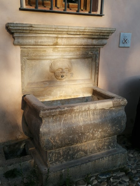 Pilar de la estafeta de Correos de la Alhambra