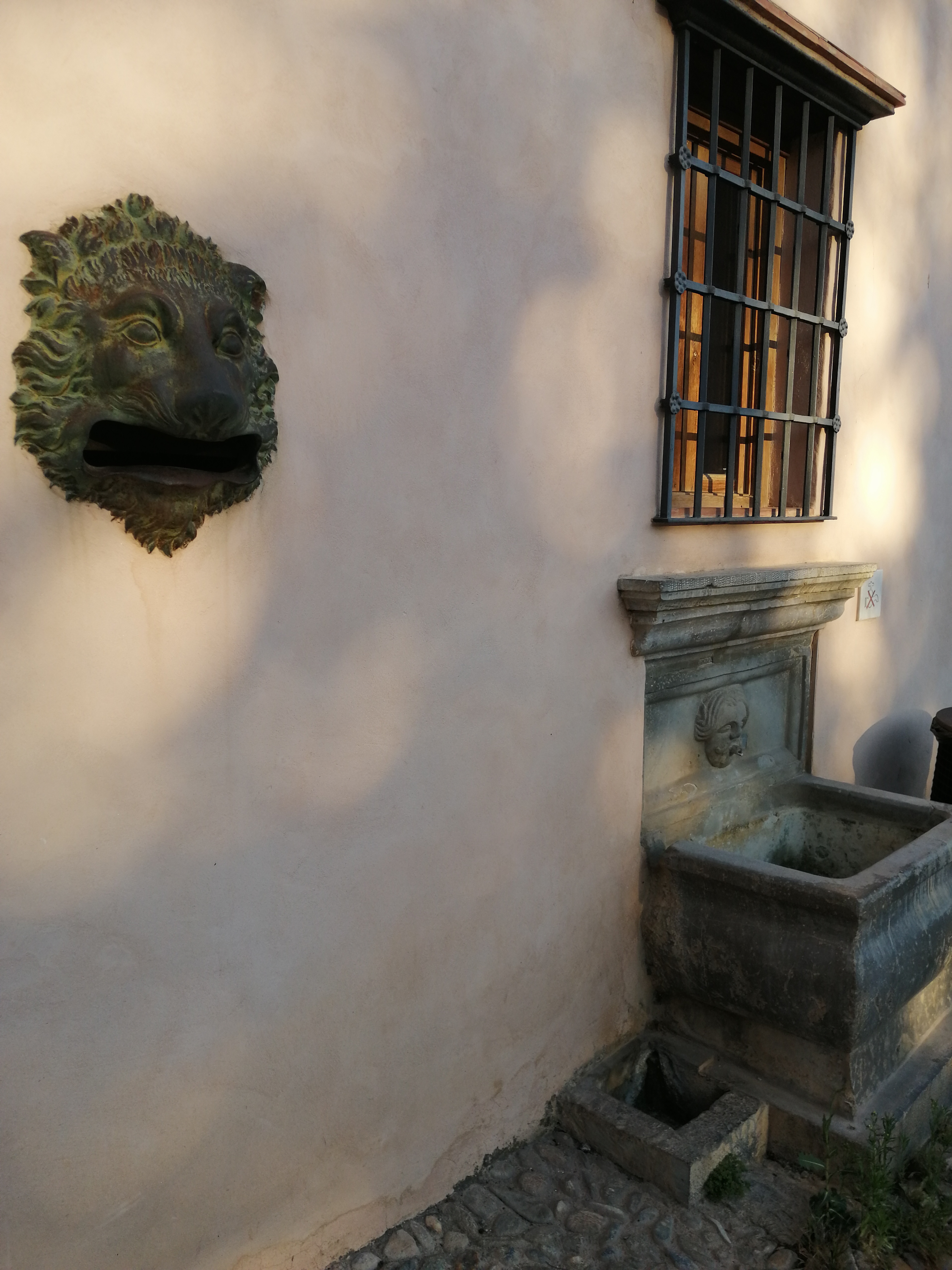 Pilar de la estafeta de Correos de la Alhambra